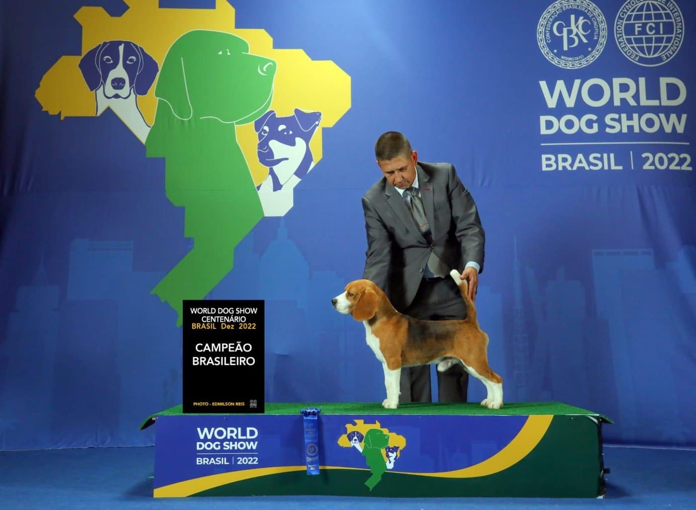 Jairo Cuartas, criador de Beagle de El Imperio Canino, con Ñu en el exterior